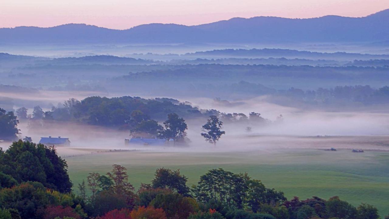 Blue ridge mountain blues. США штат Виргиния Блу-Ридж природа. Блу Ридж Маунтин. Blue Mountains Virginia. Blue Ridge Mountains.